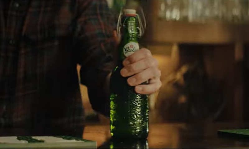 Grolsch beugelfles openen op de bar